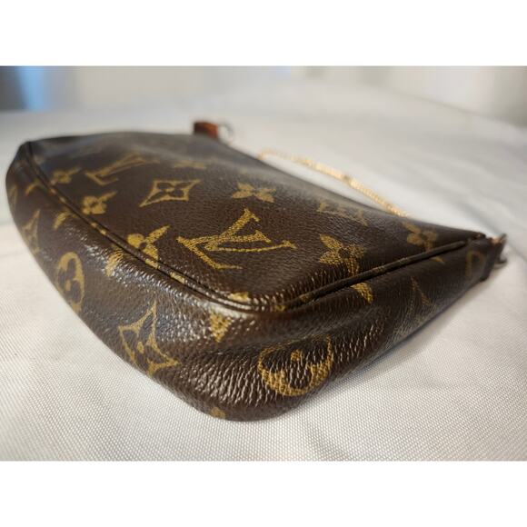 Louis Vuitton Pochette Accessoires Monogram Canvas Shoulder Bag with LV Chain - Picture 5 of 15